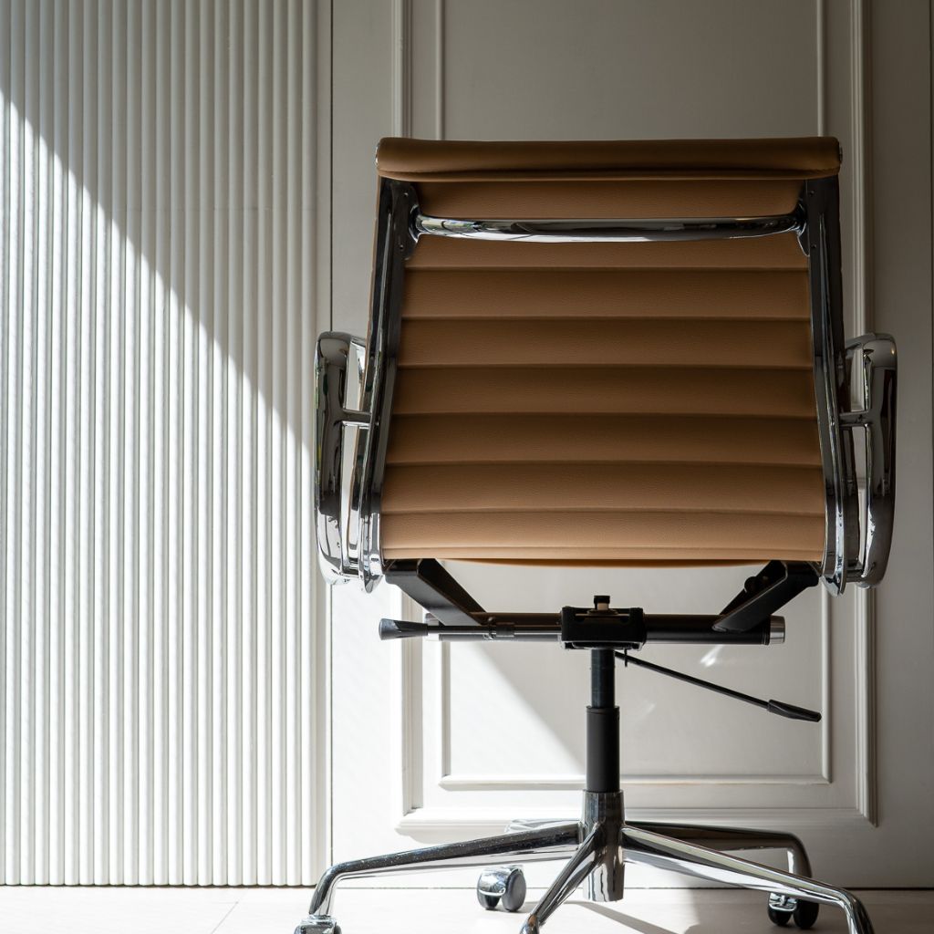 【アウトレット】Management Flat Chair Lightbrown/ 【Outlet】マネイジメント フラットチェア ブラウン アルミナムチェア