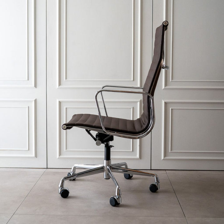 Standard Chairのダークブラウン Executive Flat Chair High Darkbrown / エグゼクティブ フラット